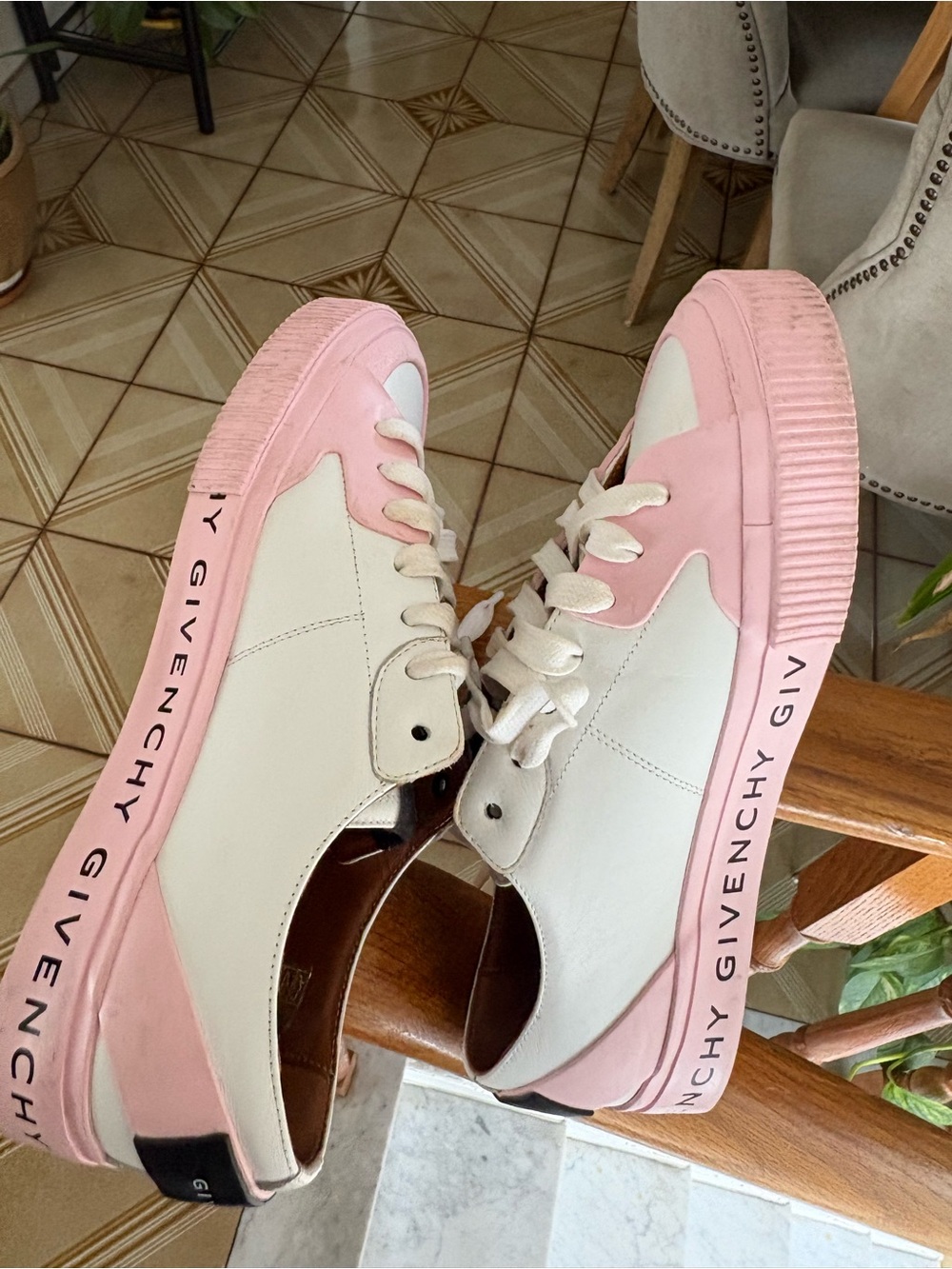 Authentic Givenchy Pink and White Leather Low-Top Sneakers - Picture 2 of 8